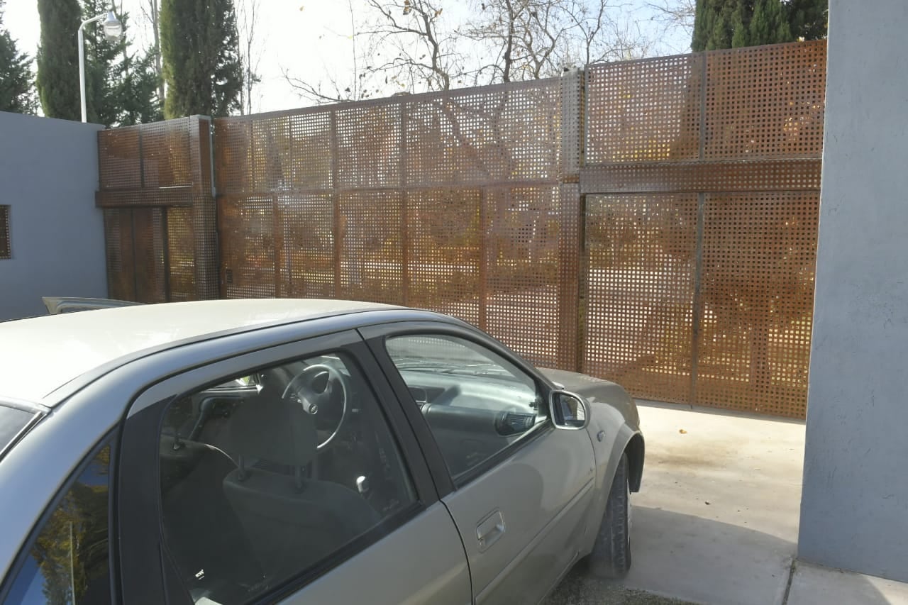 El portón del predio donde parte del plantel de Godoy Cruz entrenó este miércoles.