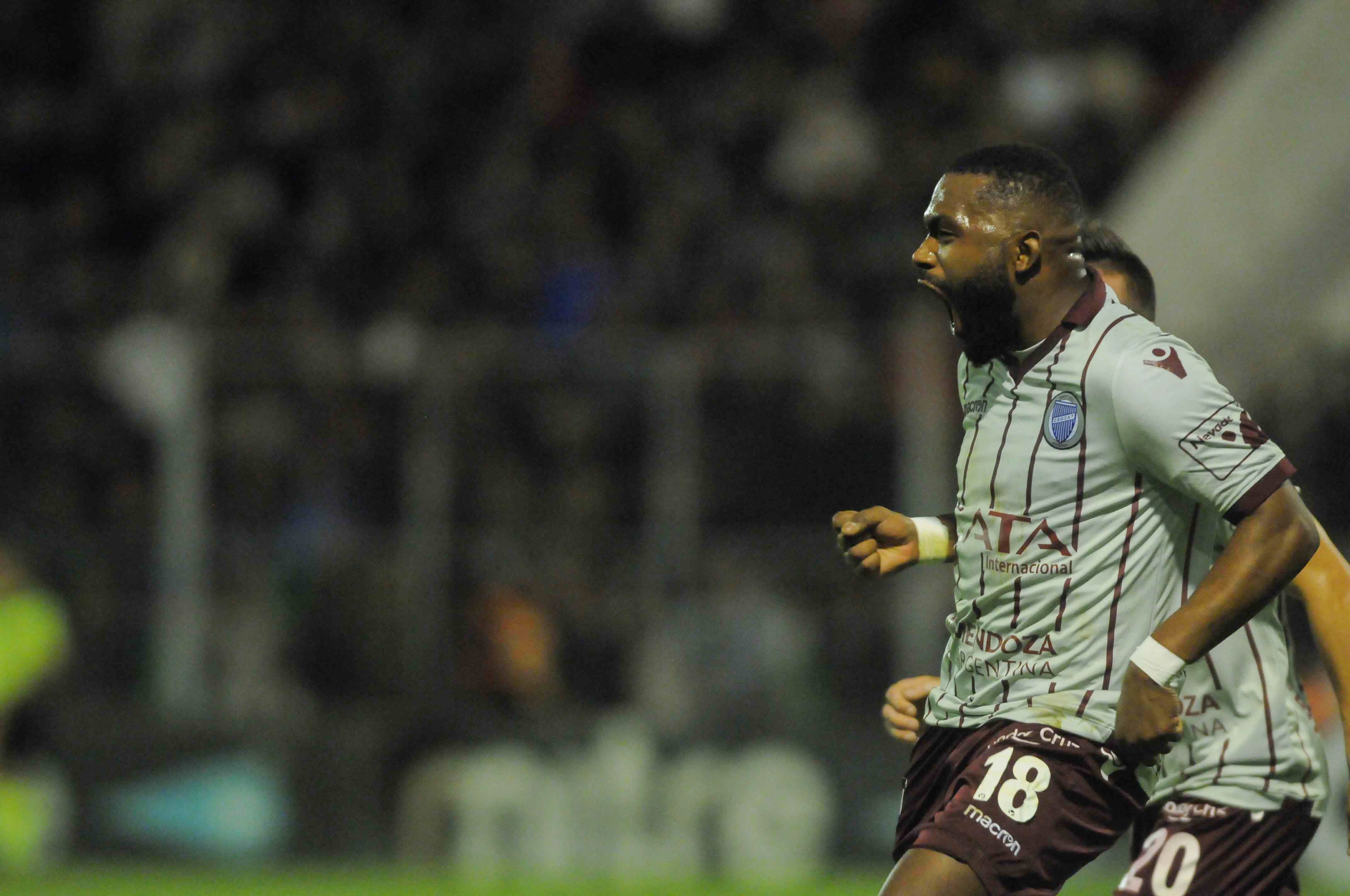 San Juan 12 de mayo de 2017
En el estadio Hilario Sánchez de San Juan, Godoy Cruz Antonio Tomba le ganó 2-1 a San Martín de San Juan con goles del 'Morro' Santiago García.