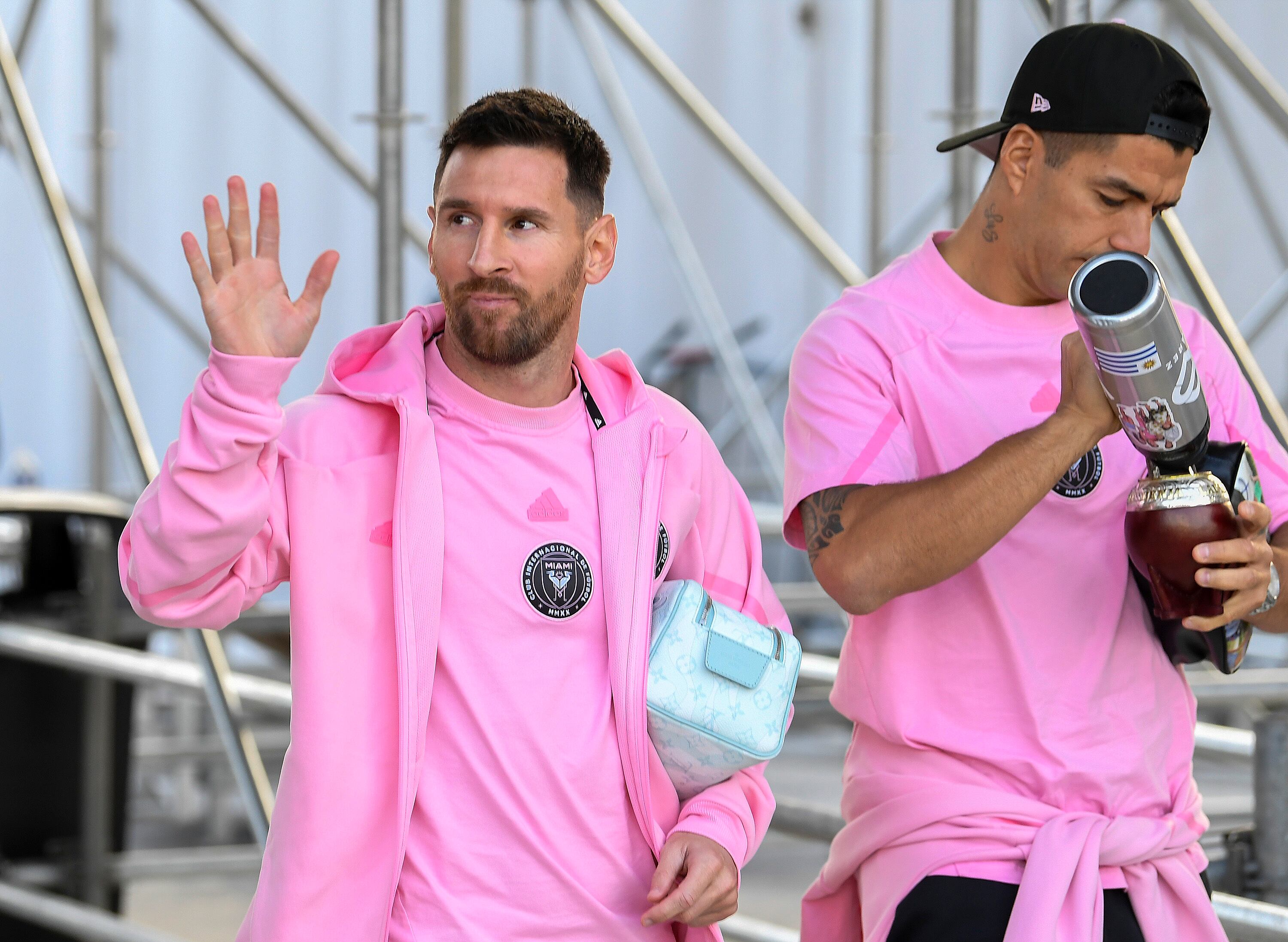 Los delanteros Lionel Messi y Luis Suárez en la Copa de Campeones de la CONCACA. (AP Foto/Michael Laughlin)