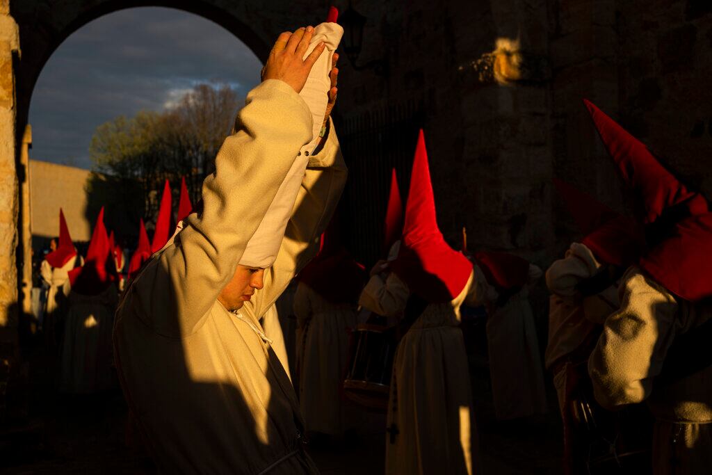 Penitentes de la Real Cofradía del Santísimo Cristo de las Injurias, también conocida como El Silencio, se reúnen antes de una procesión en Zamora, España, el 13 de abril de 2022. (AP Foto/Bernat Armangué)