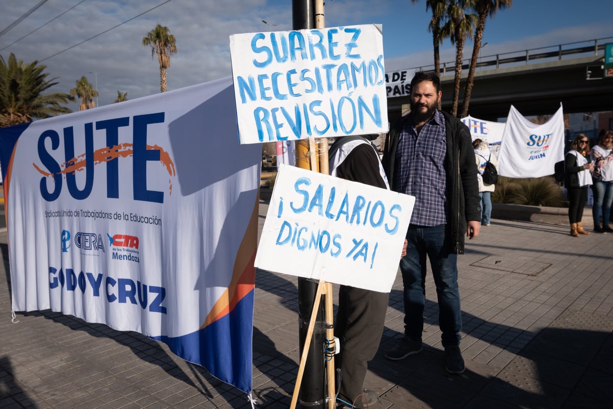 Los gremios SUTE y ATE se manifestaron en distintos puntos de la provincia en reclamo de aumento salarial y pases a planta.

Foto: Ignacio Blanco / Los Andes  