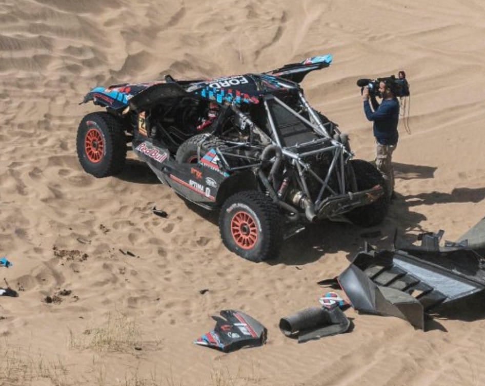 Así quedó el Ford de Sainz tras el vuelco. El español completó la jornada, a una hora del ganador del día, Al-Rahji.