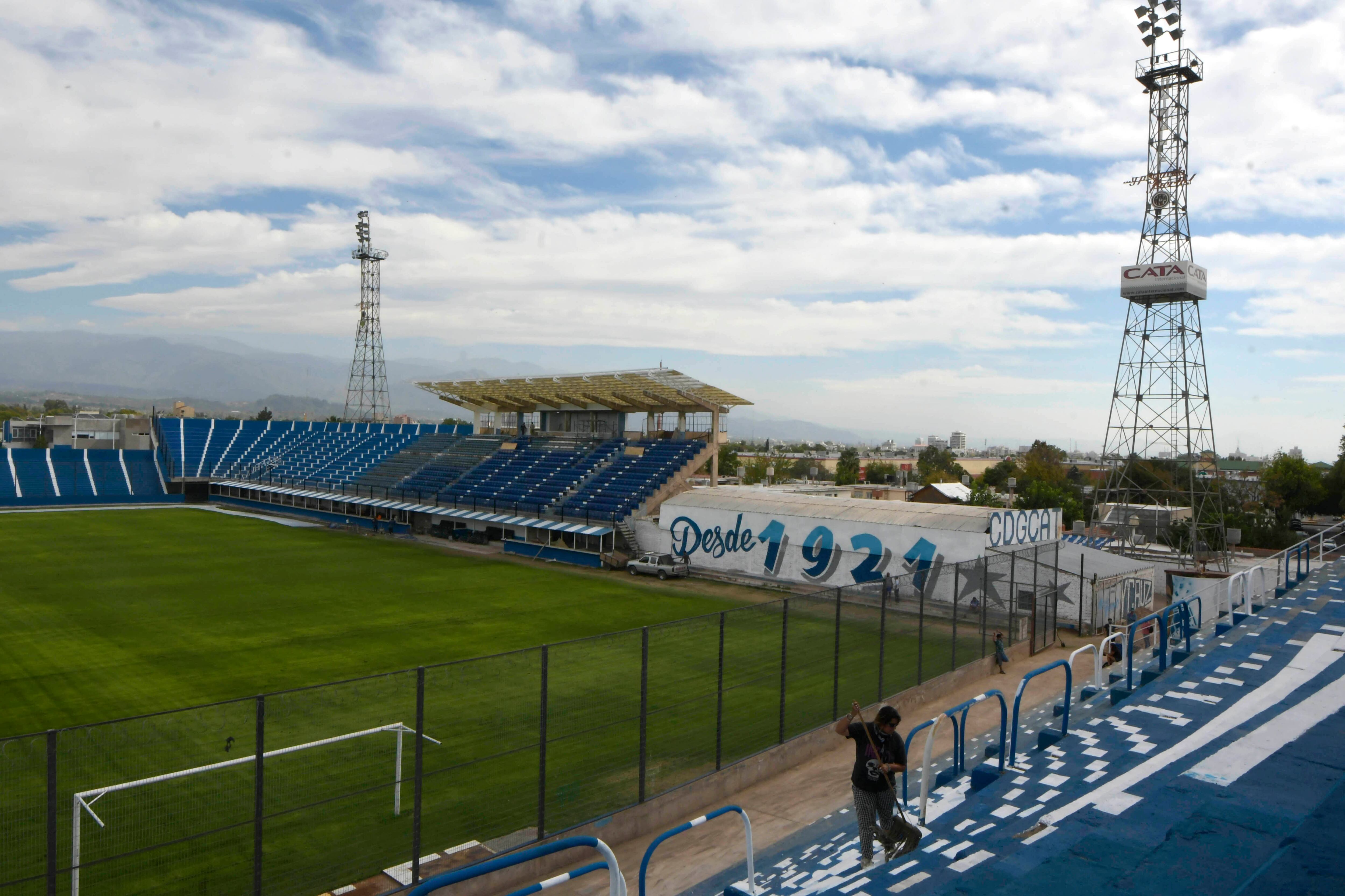 Continúan los trabajos de restauración del estadio Gambarte, del Club Deportivo Godoy Cruz Antonio Tomba