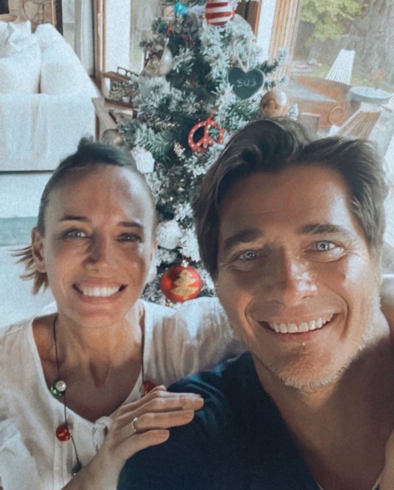 Guillermo Andino y Carolina Prat junto al árbol de Navidad.