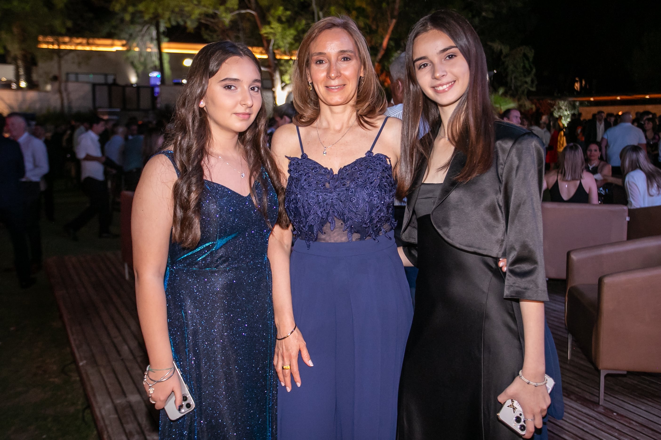 Alejandra de Barbeito y sus hijas, muy lookeadas para la ocasión.