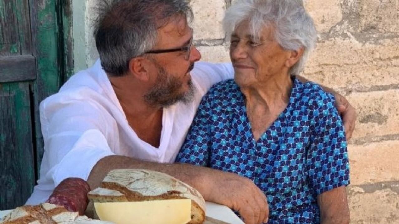 Donato de Santis junto a su mamá María, de 91 años. 