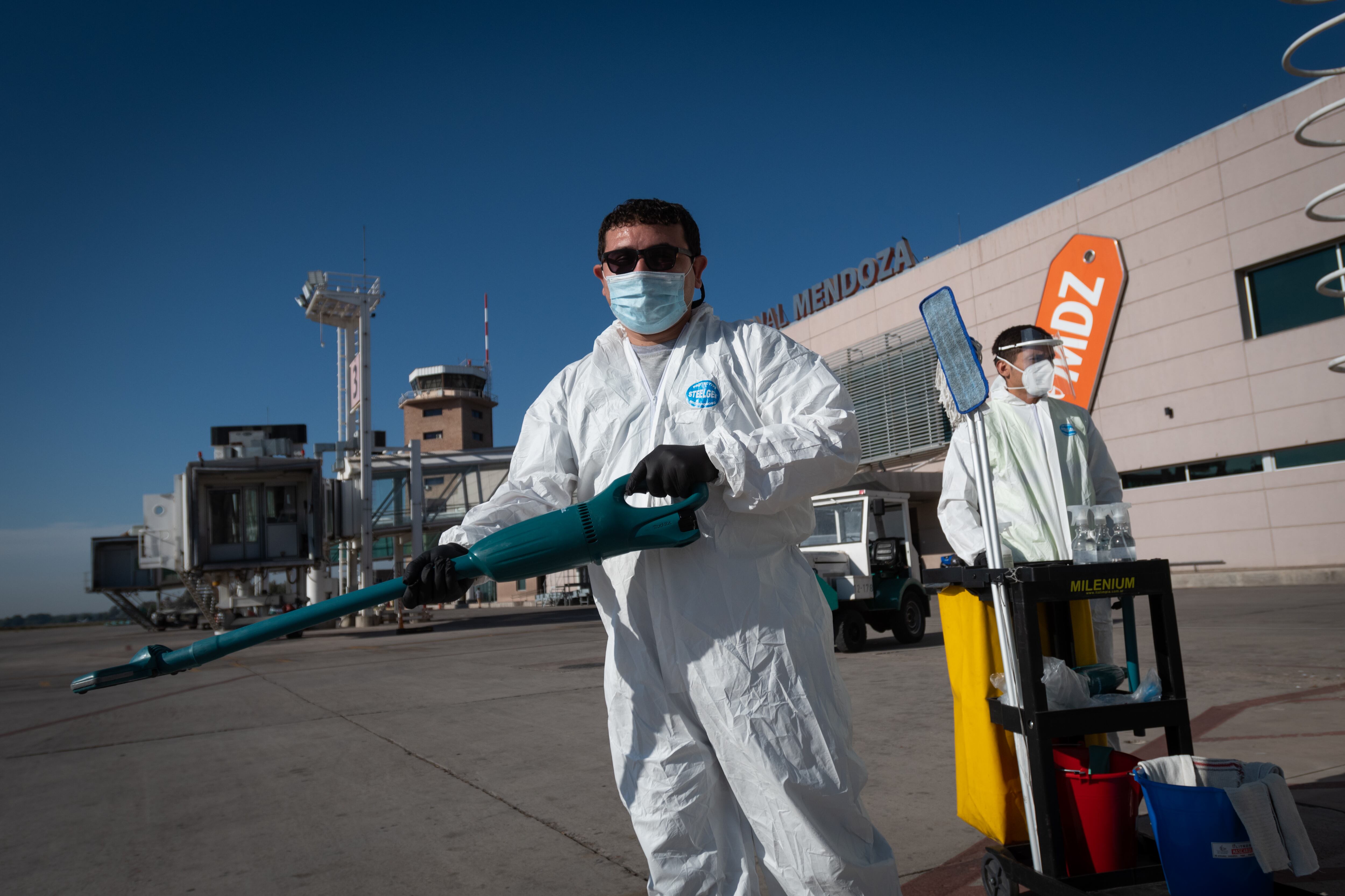 El personal asignado, provisto de PPE (Personal Protective Equipment), realiza el procedimiento de limpieza y desinfección antes y después de cada vuelo.