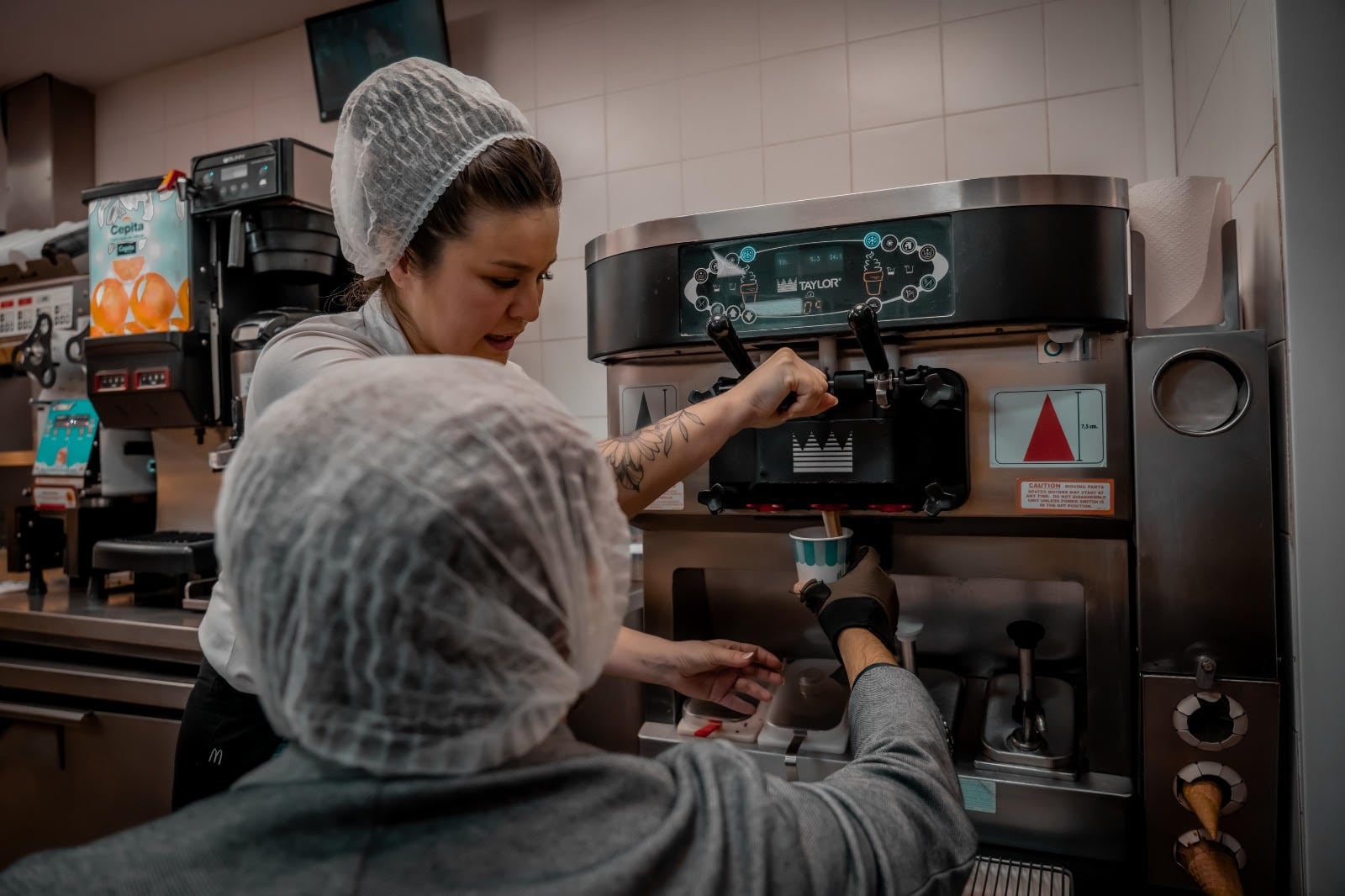 McDonald’s celebra una década de Puertas Abiertas, el recorrido por sus cocinas que inspira  por la calidad