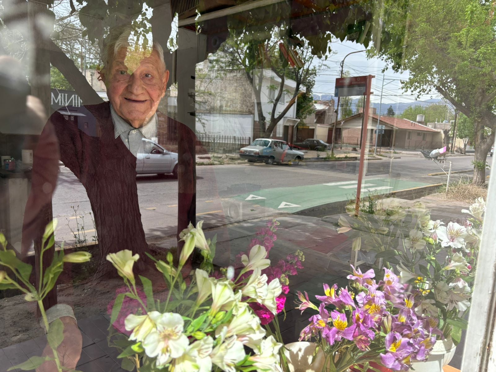 El señor de las Flores: Maximino, el hombre que hace 60 primaveras festeja su pasión cada 21 de septiembre. Foto: Los Andes