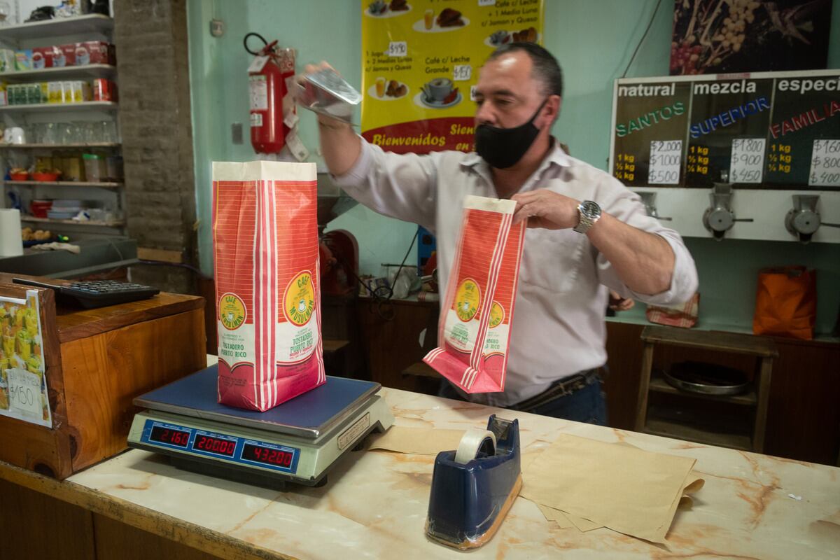 Cafés históricos de Mendoza
Julio Suarez, prepara una bolsa de café tostado   
El Tostadero de Puerto Rico. Foto Ignacio Blanco / Los Andes