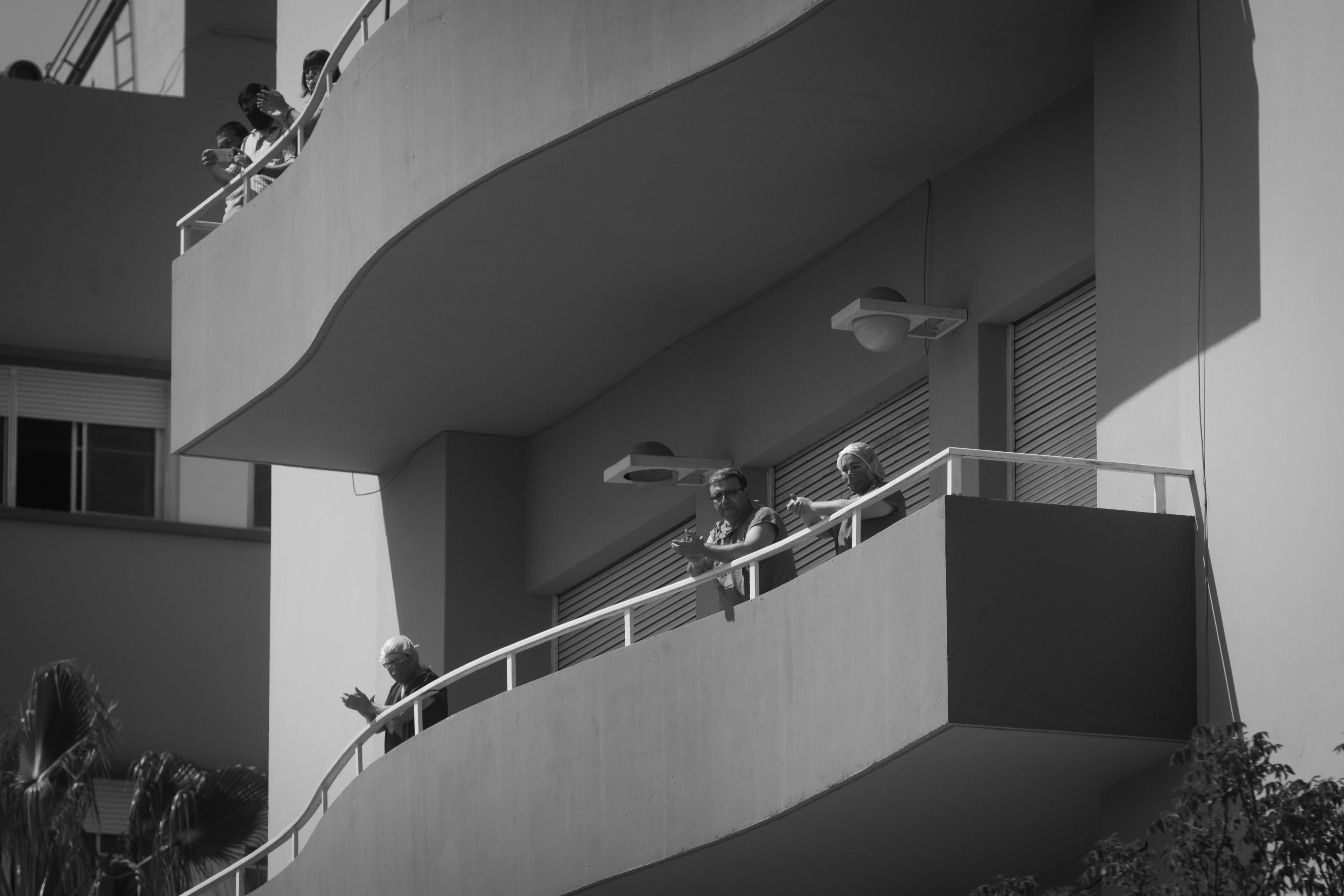 Pacientes y personal del Hospital participaron de la despedida desde los balcones. Foto: