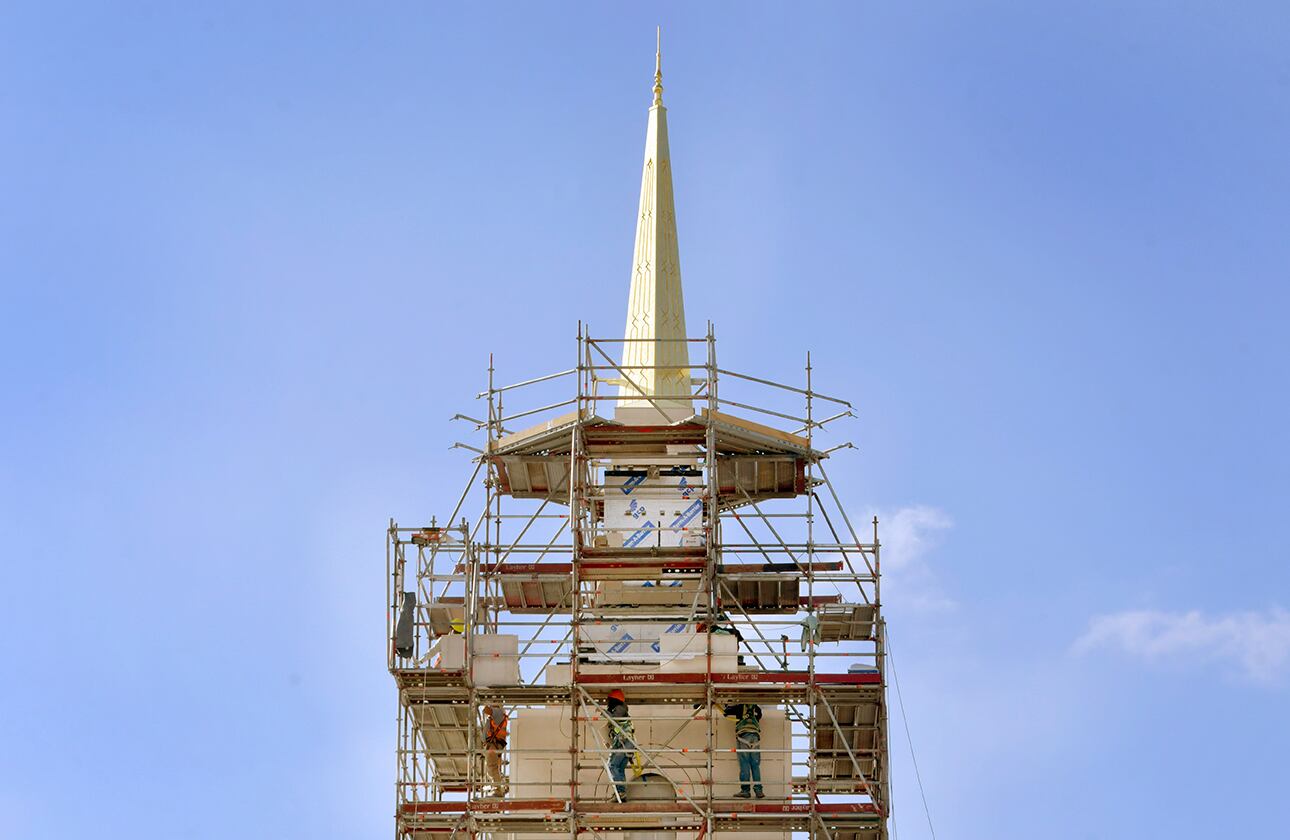 Continúa la construcción de esa gran iglesia sobre el lateral de Avenida Champagnat. Foto: Orlando Pelichotti / Los Andes