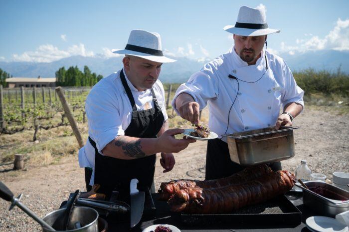 Gastronomía como parte de las atracciones del turismo mendocino, en medio de bodegas y con la montaña a la vista.