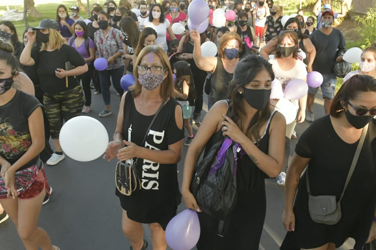 Dejaron globos, fotos y flores donde hallaron el cuerpo - Orlando Pelichotti