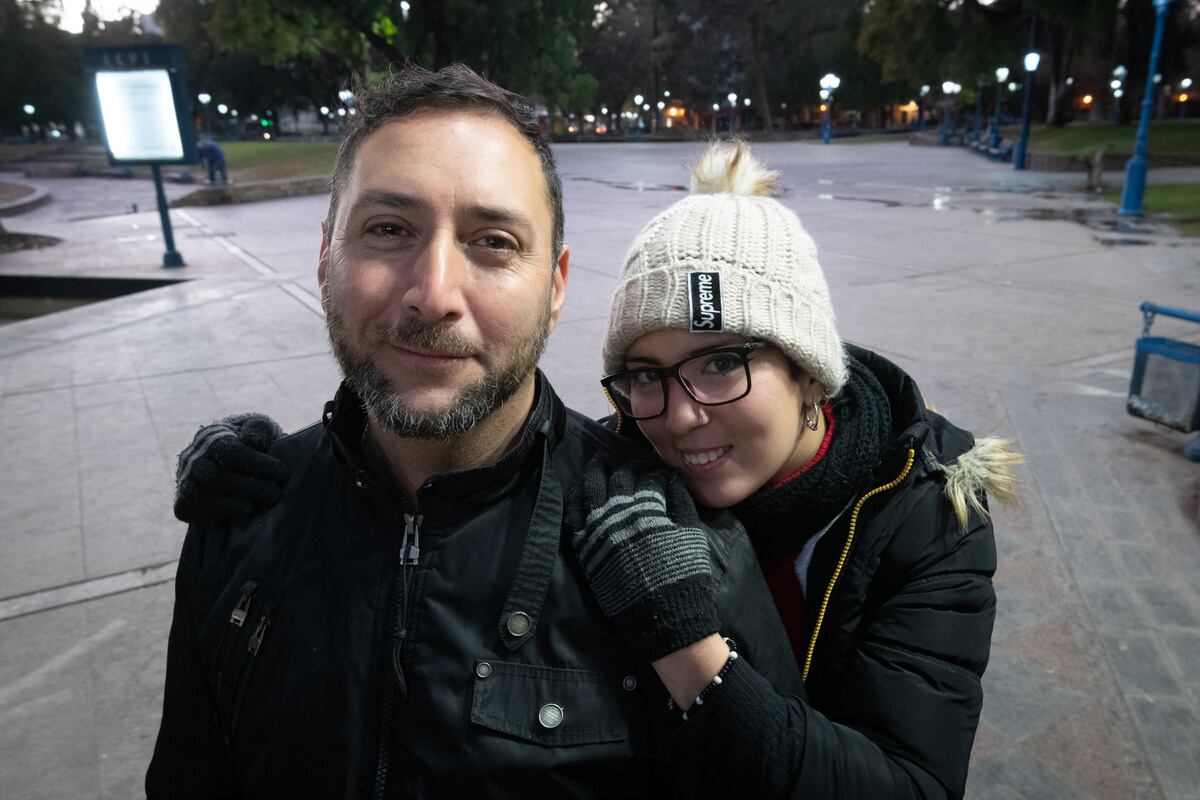 Daniel y Denise, una de sus ocho hijos, estudian para ser docentes. Foto: Ignacio Blanco / Los Andes