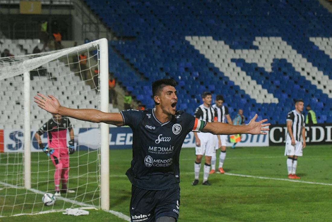 Matías Quiroga grita su gol ante Gimnasia, en el Malvinas. / Ignacio Blanco 