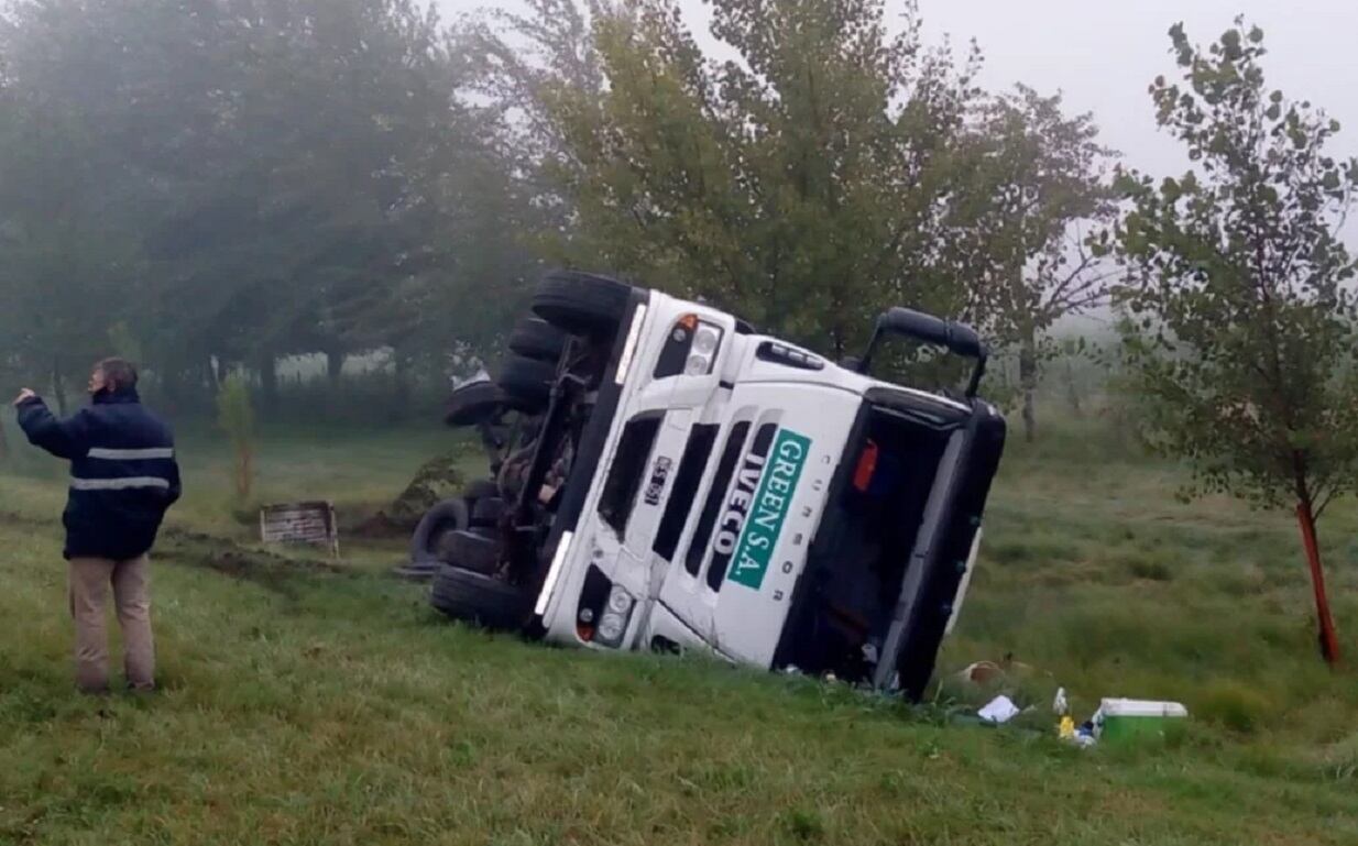 Así quedó el camión. El conductor salió ileso. Iba a Buenos Aires. Foto: 