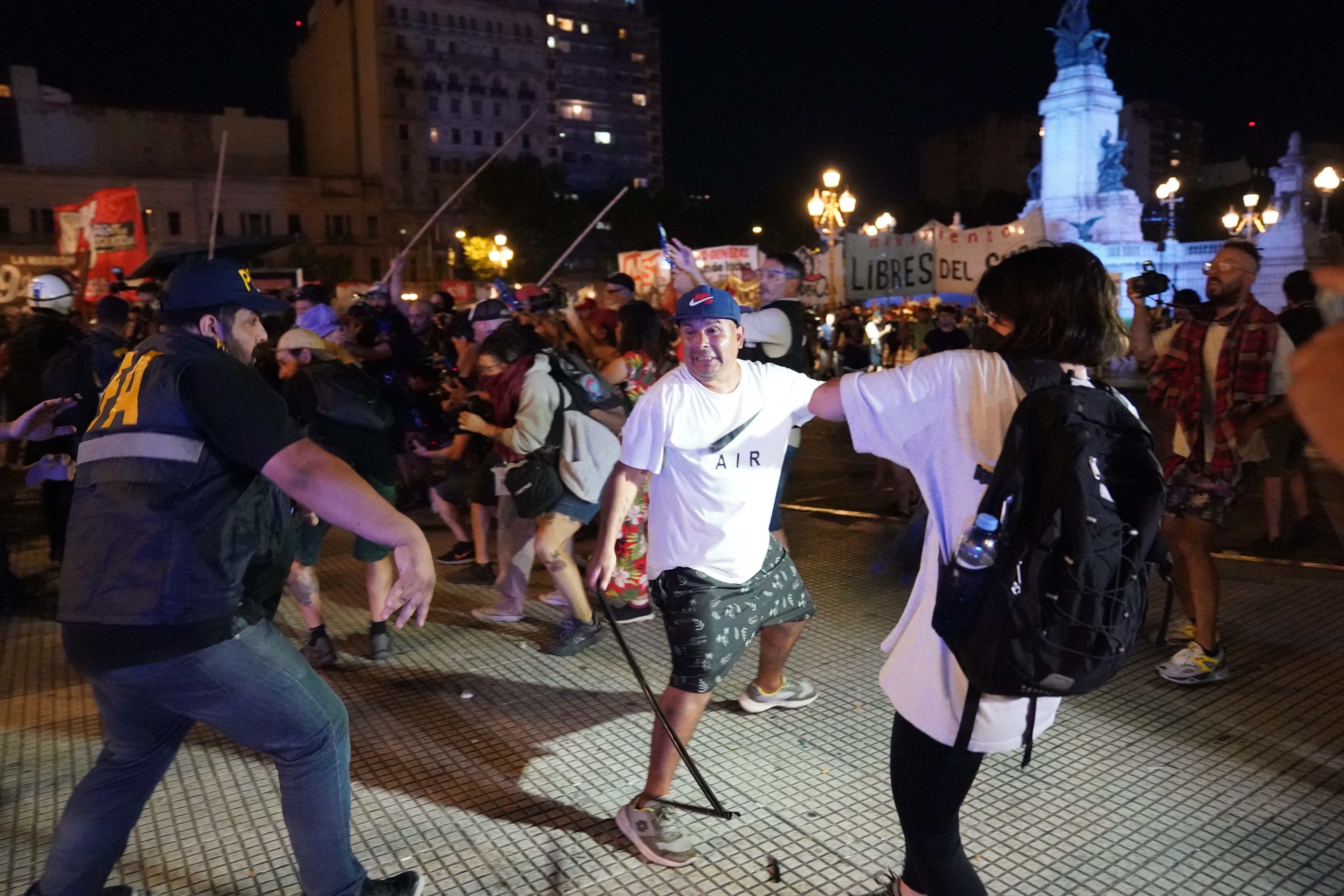 Enfrentamientos entre la Policía y manifestantes en el Congreso: tiraron balas de goma y gas pimienta. Foto: Juan Tesone / Clarín