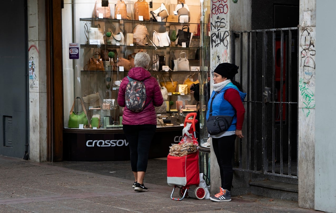 Las calles del centro de Mendoza tienen cada vez más vendedores ambulantes, signo de una época en la que “hay que rebuscárselas”. | Foto: Los Andes