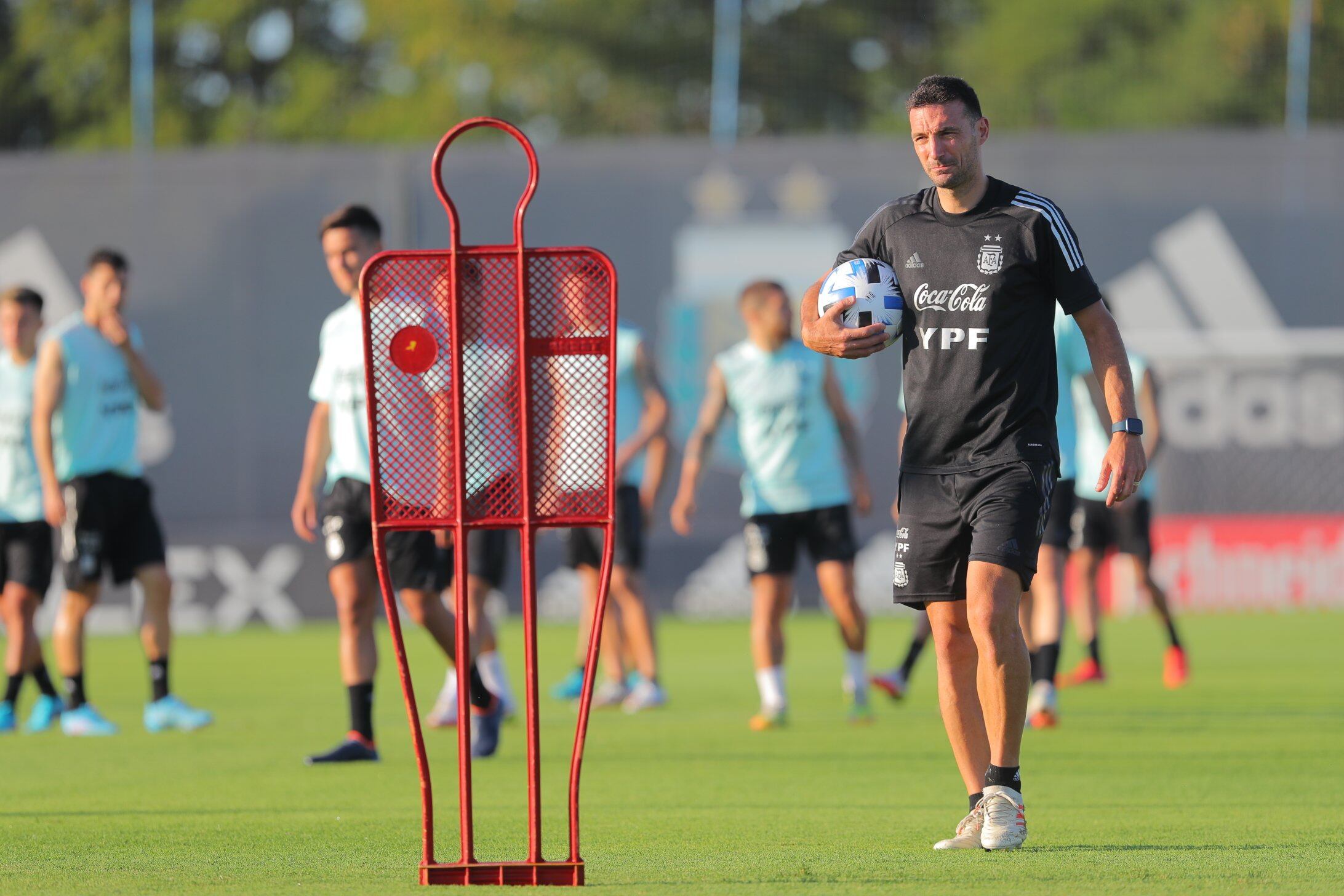 Scaloni define el equipo en la última práctica de este lunes, antes de viajar a Córdoba, donde mañana recibe a Colombia en el Mario Kempes.