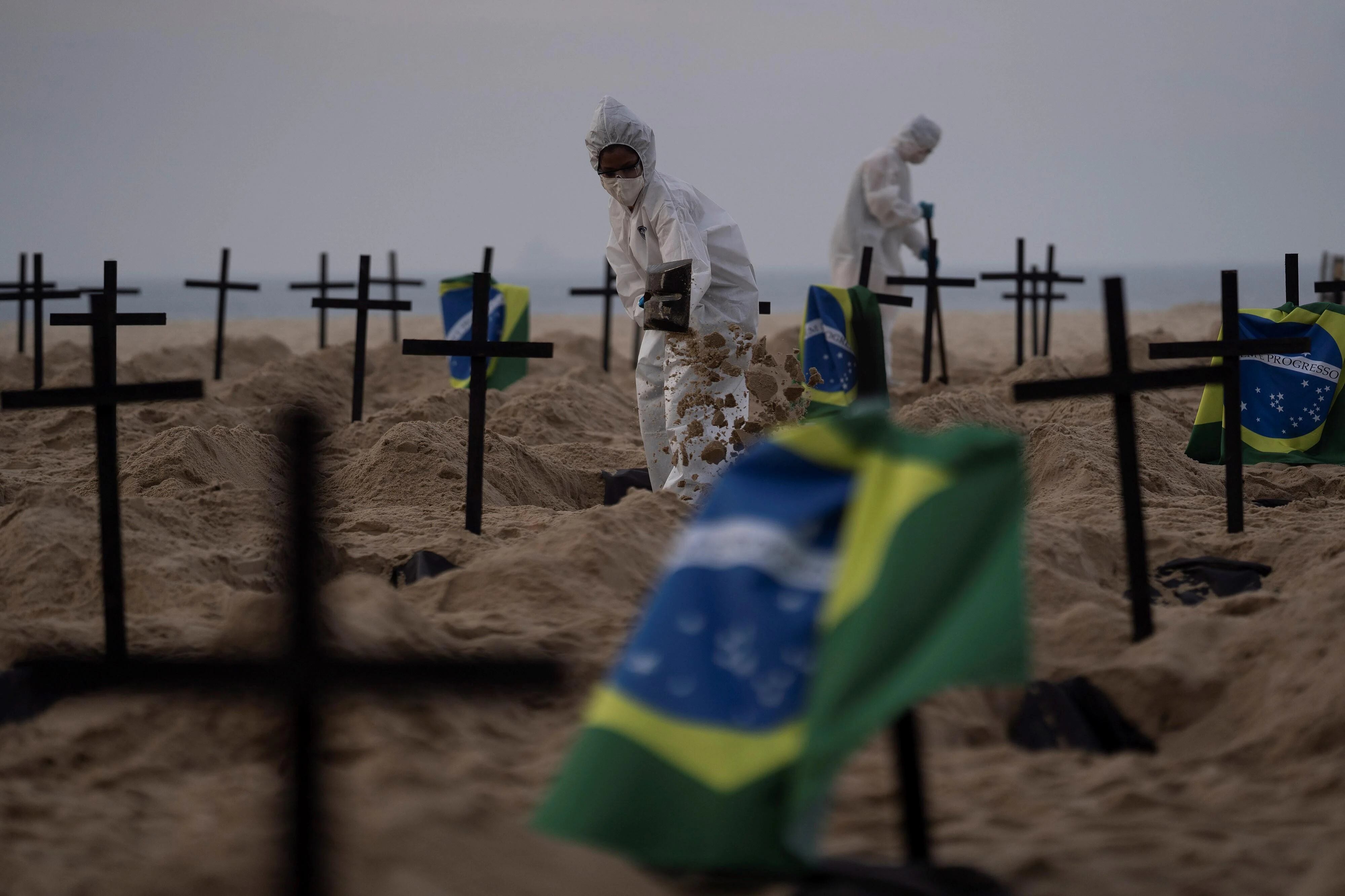 Activistas cavaron las tumbas en la playa de Copacabana