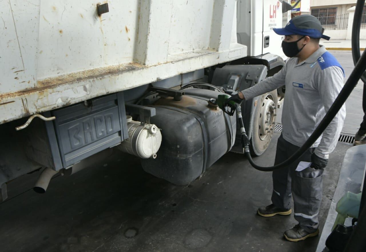 En algunas estaciones de servicio falta gasoil, debido a un aumento de la demanda y diferencias en los precios entre mayoristas y puntos de abastecimiento para el público en general (22/03/2022). Foto: Orlando Pelichotti/Los Andes