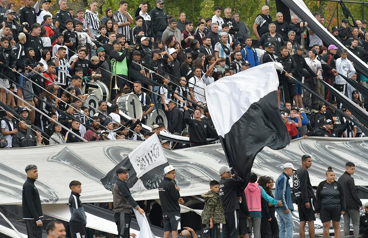 El gol del Mono Juncos a los 40' del segundo tiempo despertó la fiesta en la popular del Lobo, que volvió a festejar de local.

Foto: Orlando Pelichotti
