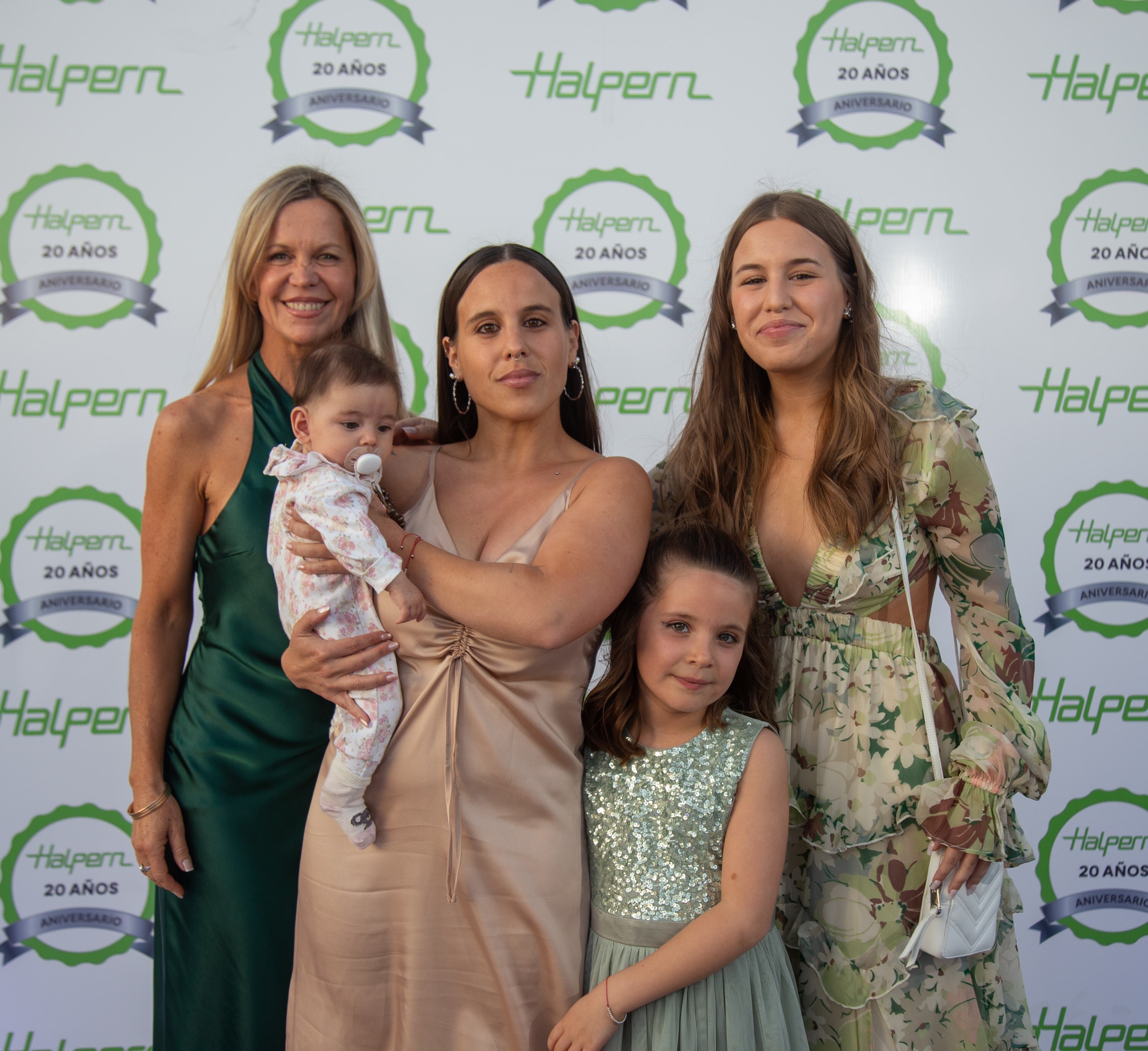 Cecilia Lampa con sus hijas Josefina (en sus brazos la pequeña Roma), Milagros y Clarita