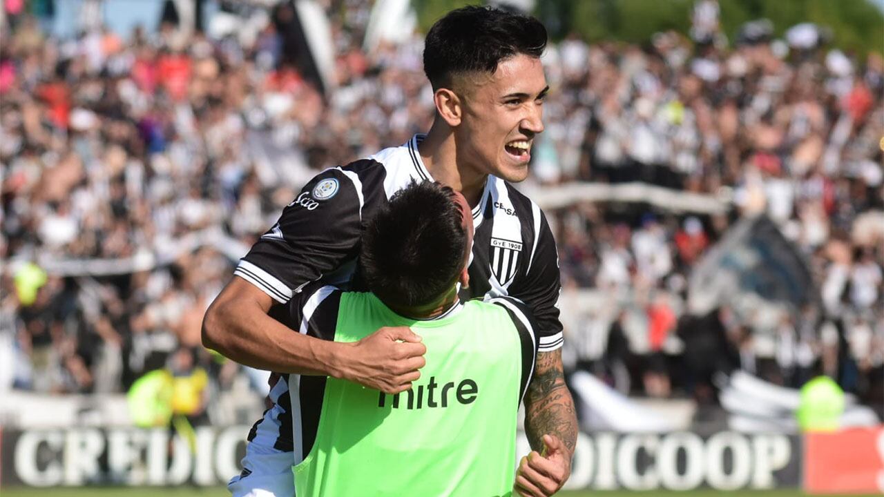 Superclásico del fútbol Mendoza. En el Víctor Legotaglie, Gimnasia y Esgrima e Independiente Rivadavia juegan un cruce histórico en la Primera Nacional. / Mariana Villa (Los Andes). 