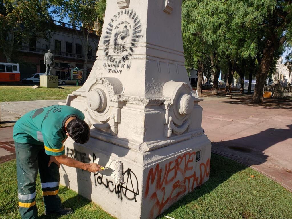 Imágenes compartidas por Jorge Macri. Destrozos, incendios y pintadas en las afueras del Congreso Nacional. Foto: Redes Sociales