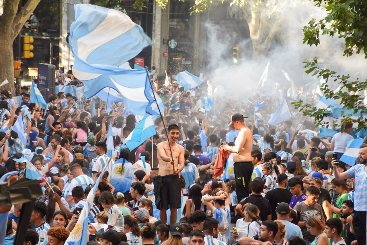 Argentina ya esta en cuarto de final y Mendoza lo festejo así. 
Foto: Mariana Villa / Los Andes