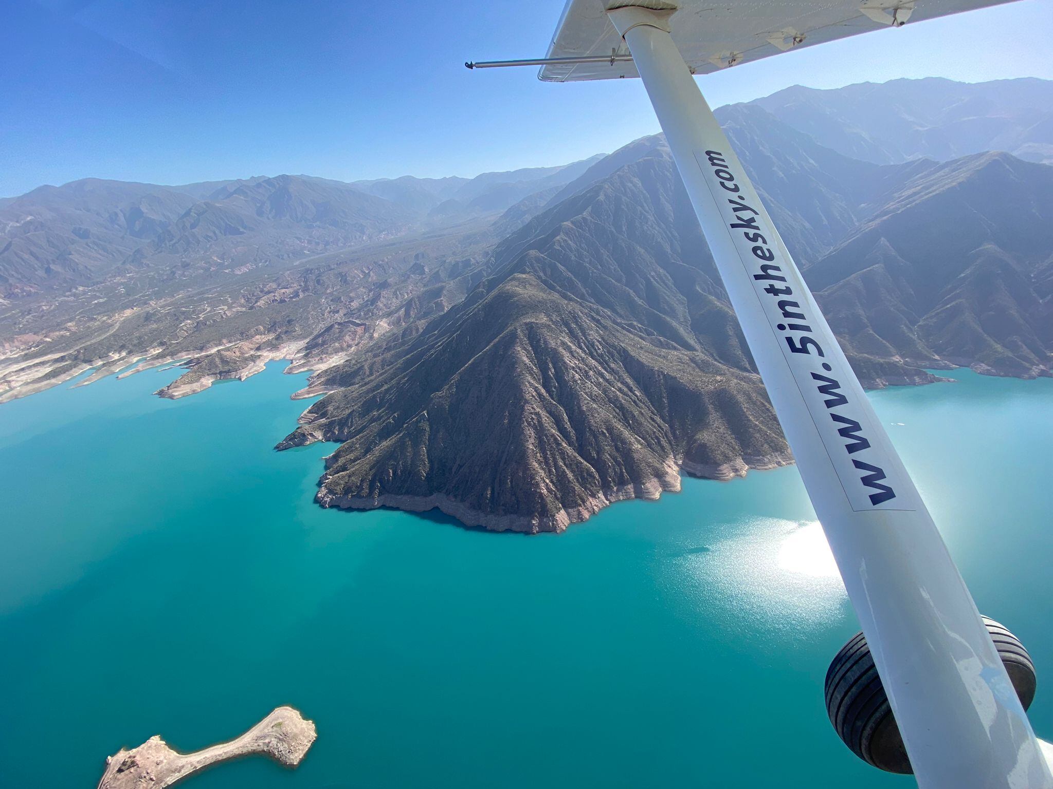 Una familia de Canadá dará la vuelta al mundo en avión para ayudar a una ONG mundial y están en Mendoza. Foto: Samantha Porter.