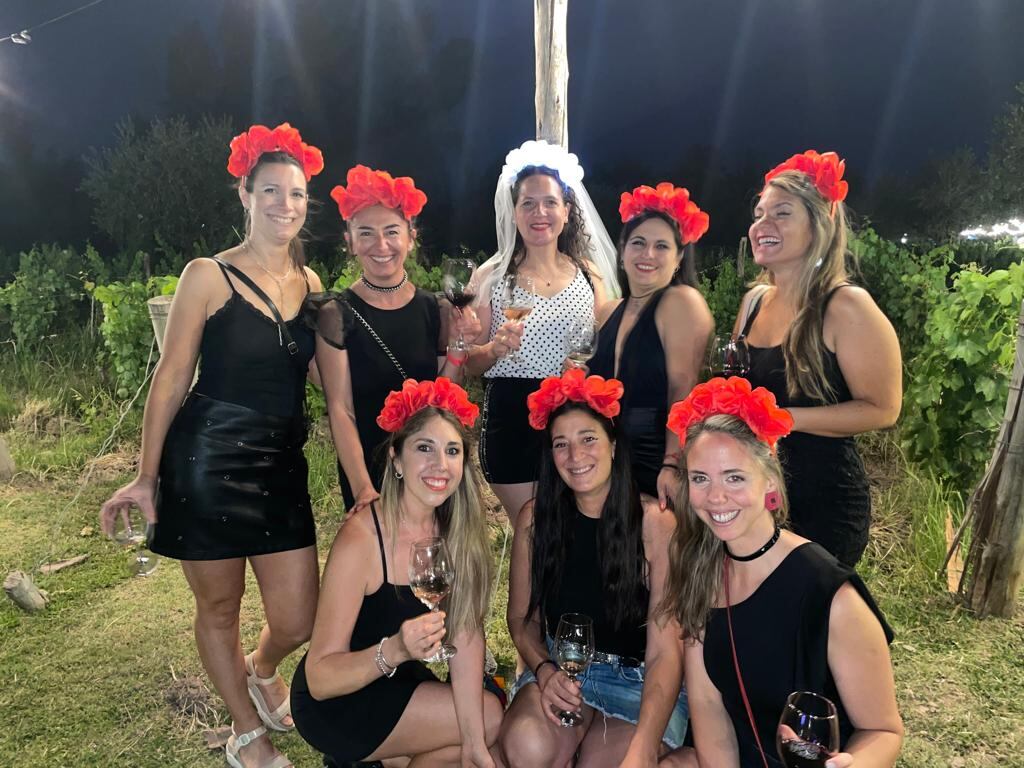 Noelia García en su despedida de soltera junto a sus amigas. 