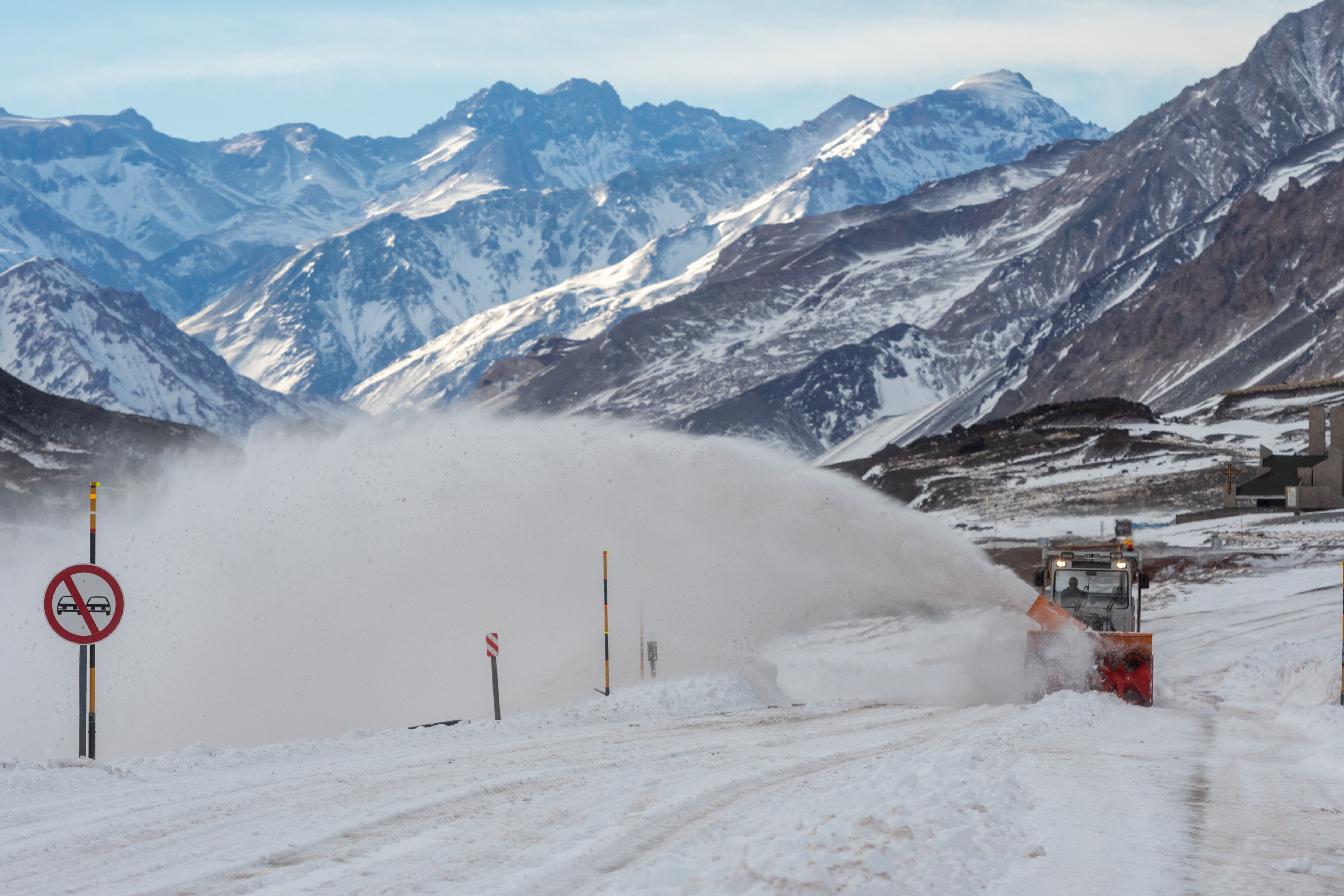 Mendoza 25 de junio de 2020 Sociedad
Paso Internacional cortado
Operativo de Vialidad Nacional en Villa Las Cuevas para despejar la nieve acumulada sobre Ruta Internacional 7.   

Foto: Ignacio Blanco / Los Andes