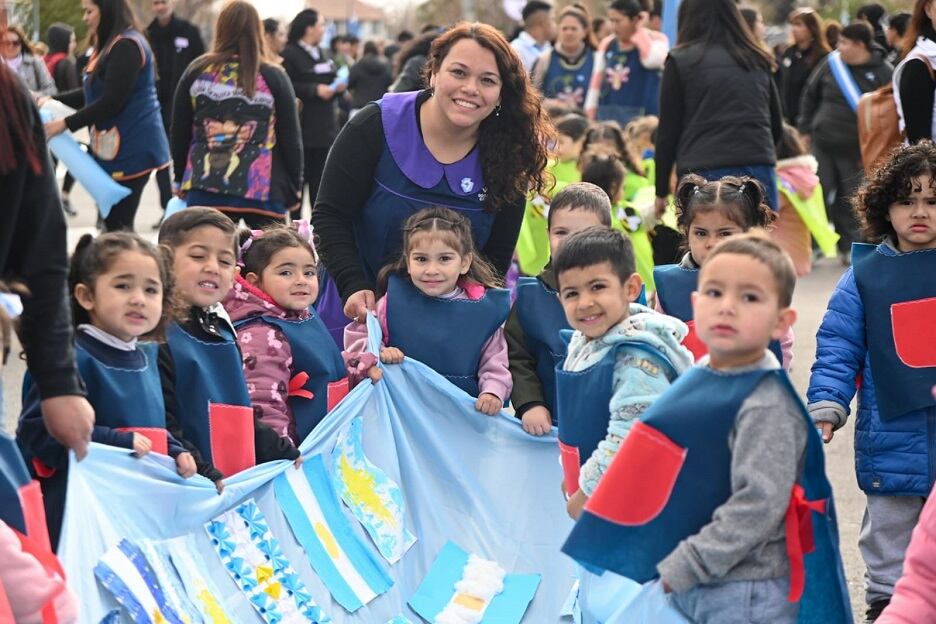 Más de 1000 personas participaron del desfile en homenaje al Gral. San Martín en Godoy Cruz.