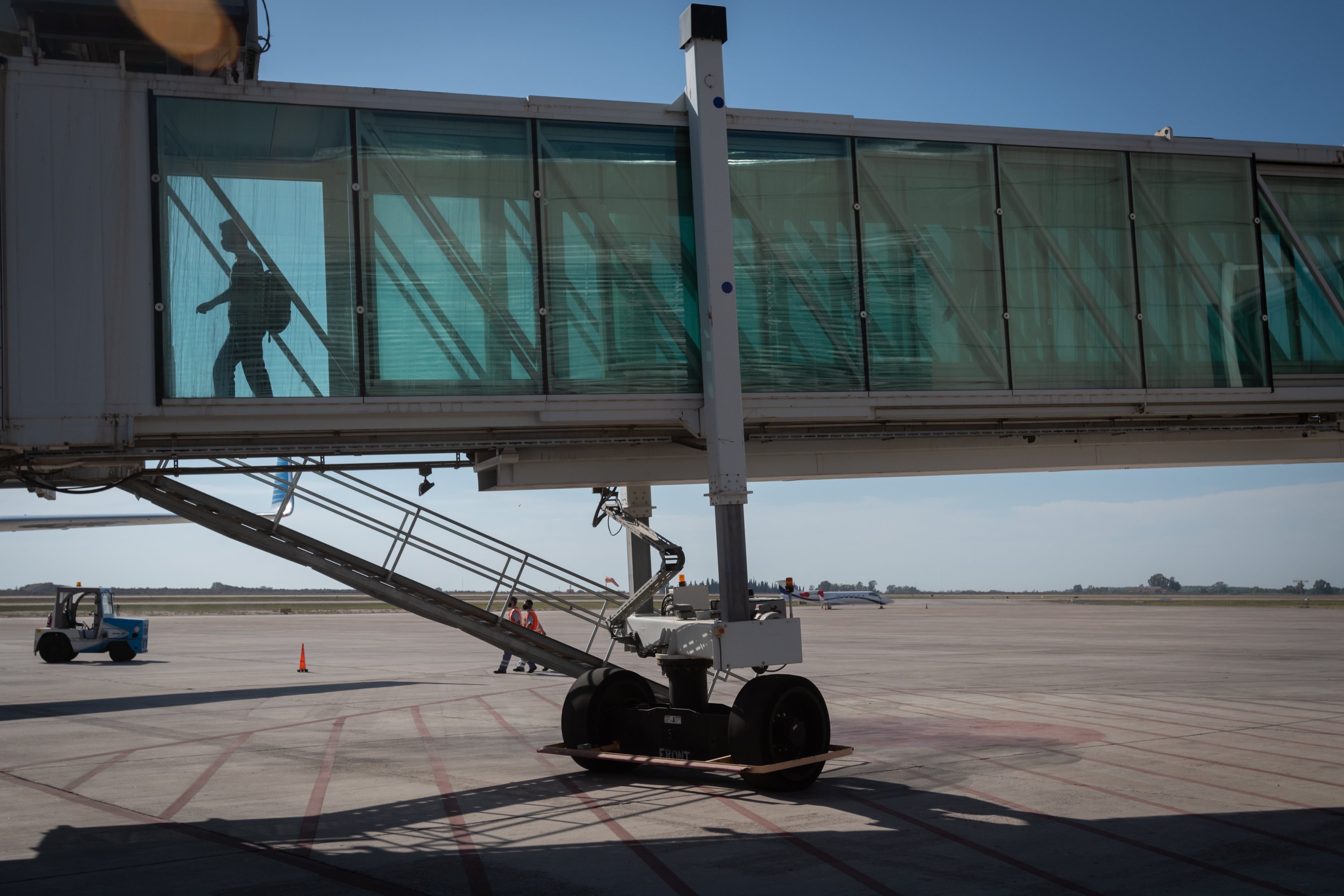 Siempre que sea posible,  se hará el embarque por puertas con mangas de acceso. De ser necesario el uso de micros, también será en grupos reducidos.