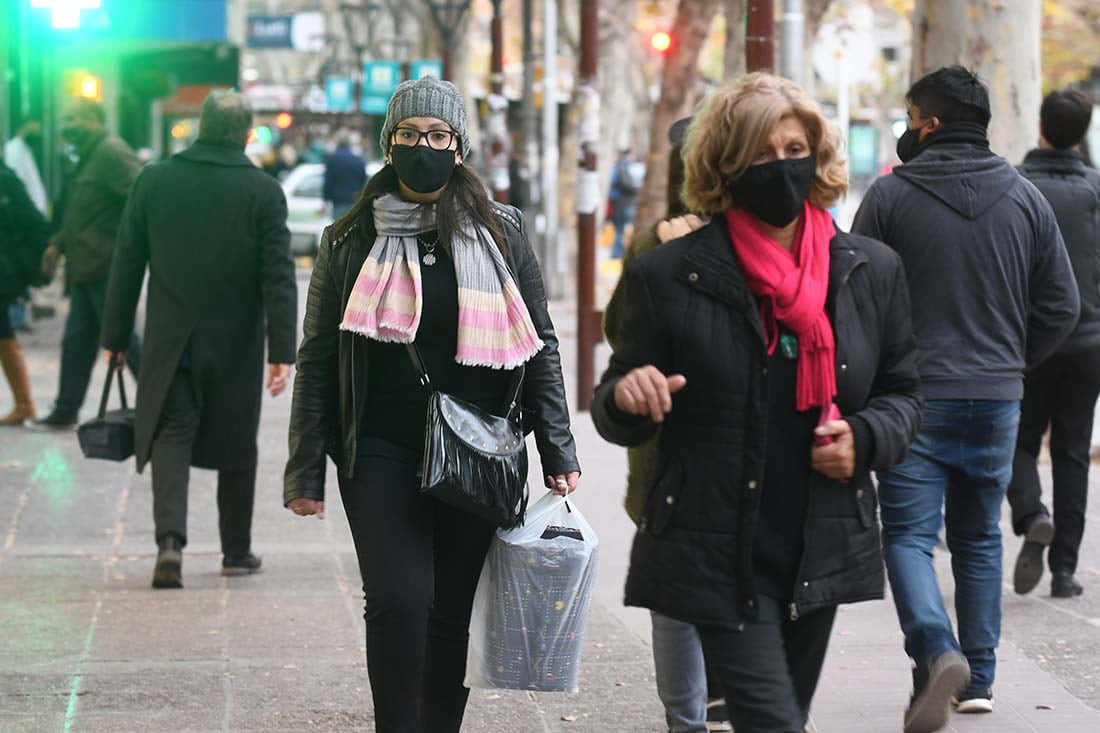 De paseo y compras a pesar de estar  frío y nublado  en Mendoza