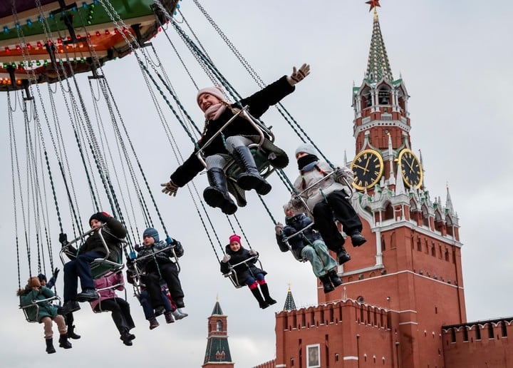 La Plaza Roja de Moscú luce ornamentos navideños. Los rusos se preparan para celebrab el Año Nuevo y las Navidades, que tienen lugar el 7 de enero según el calendario ortodoxo juliano. Foto: EFE