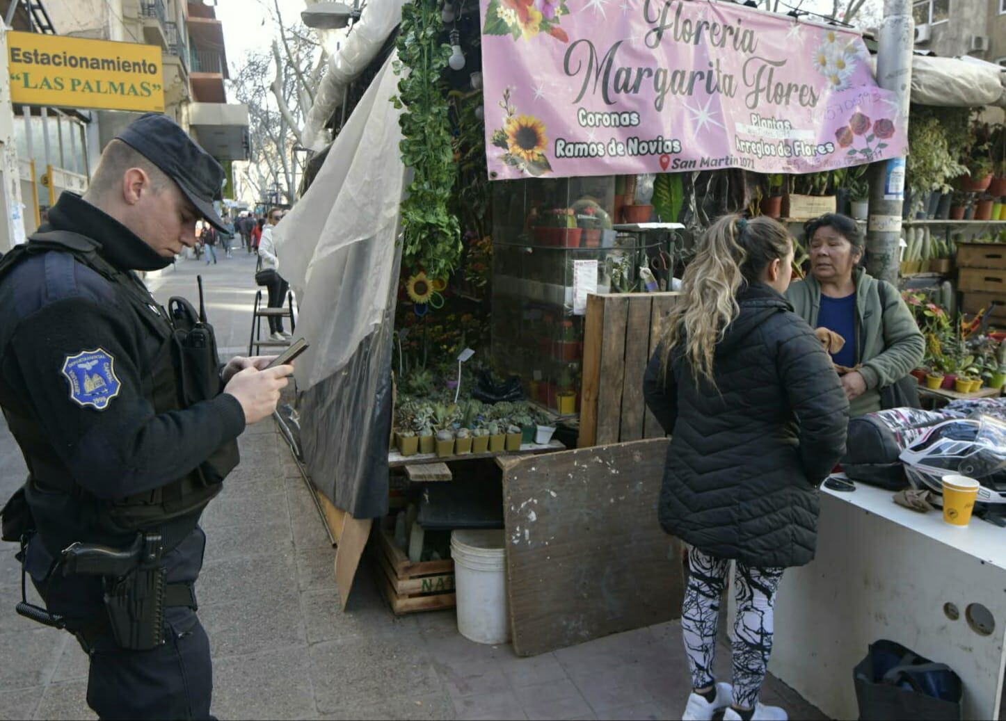 Robaron y causaron destrozos en el local de Margarita Flores. Foto: Orlando Pelichotti / Los Andes