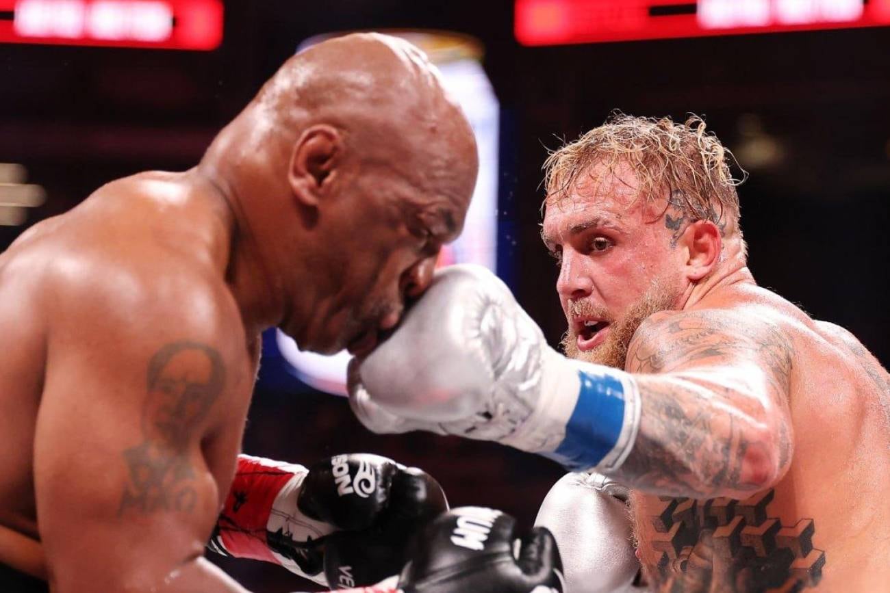 Jake Paul asesta un golpe sobre el rostro de Mike Tyson, en una pelea de poco vuelo. /Foto: Netflix