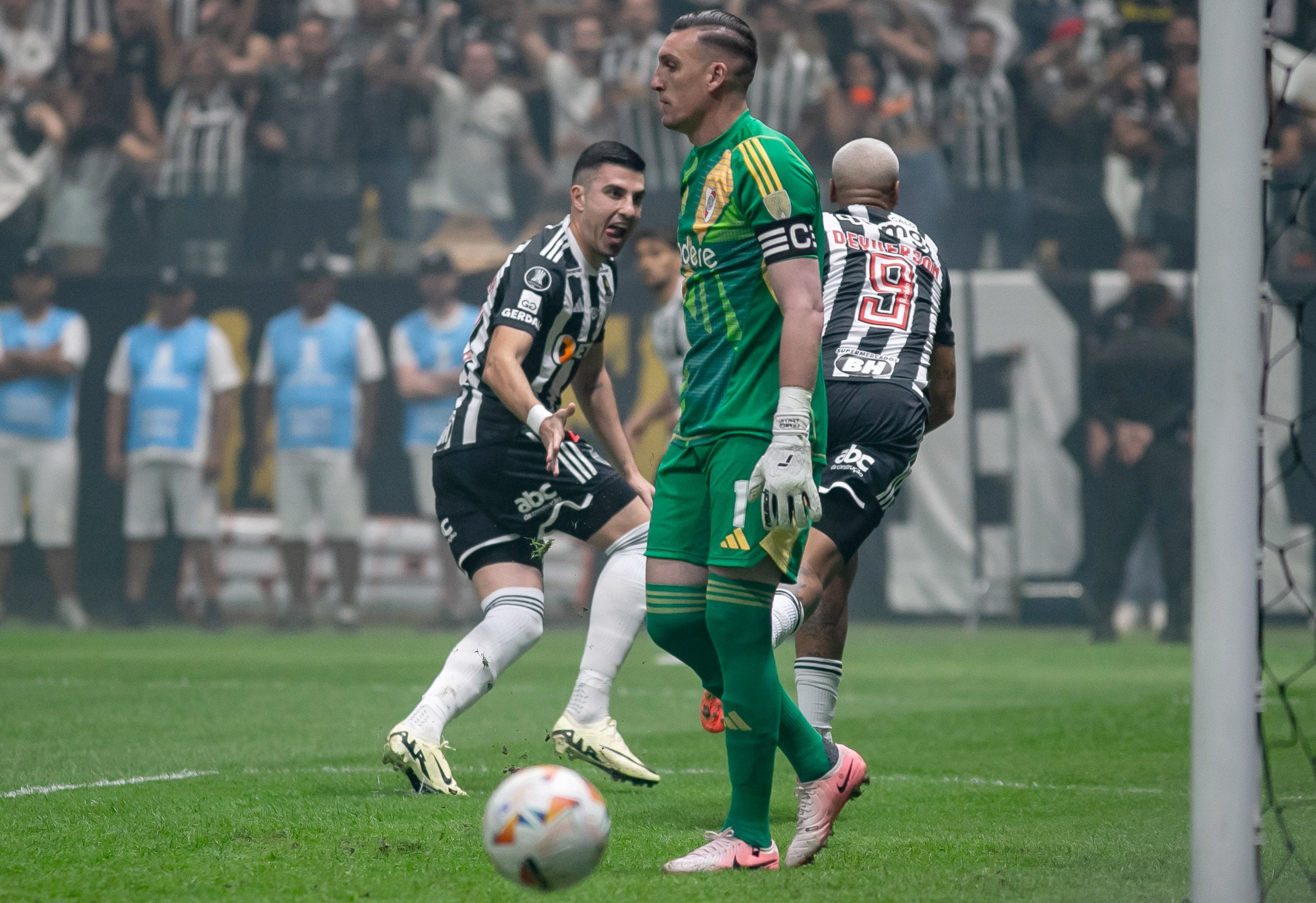 Armani sufre la potencia ofensiva del Mineiro, que sacó una buena ventaja para la vuelta. Foto: Fernando Moreno/AGIF