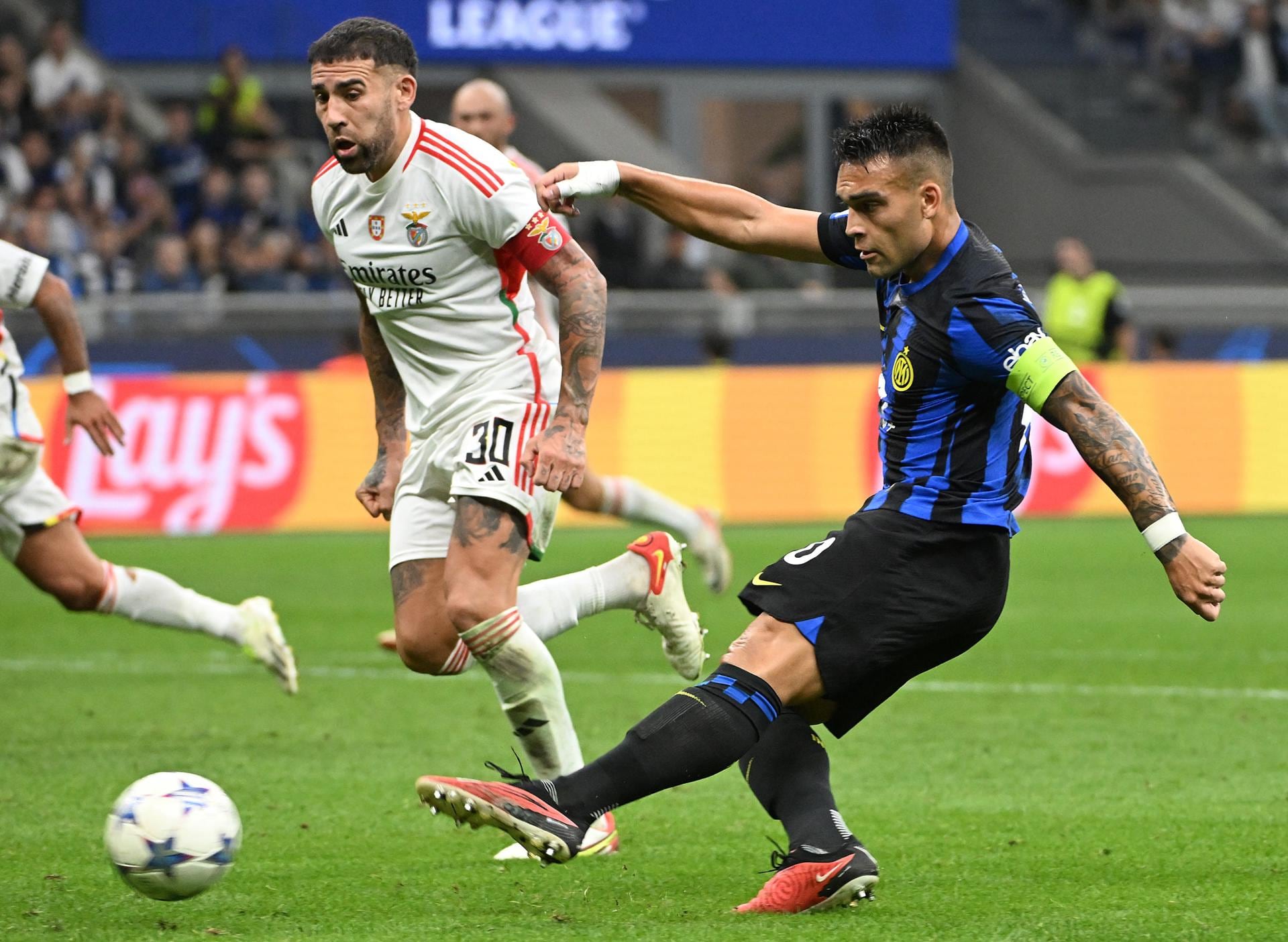 Lautaro Martínez y Nicolás Otamendi fueron titulares en el cruce del Inter y Benfica por la Champions League. El Toro es el goleador del Calcio con 10 tantos.