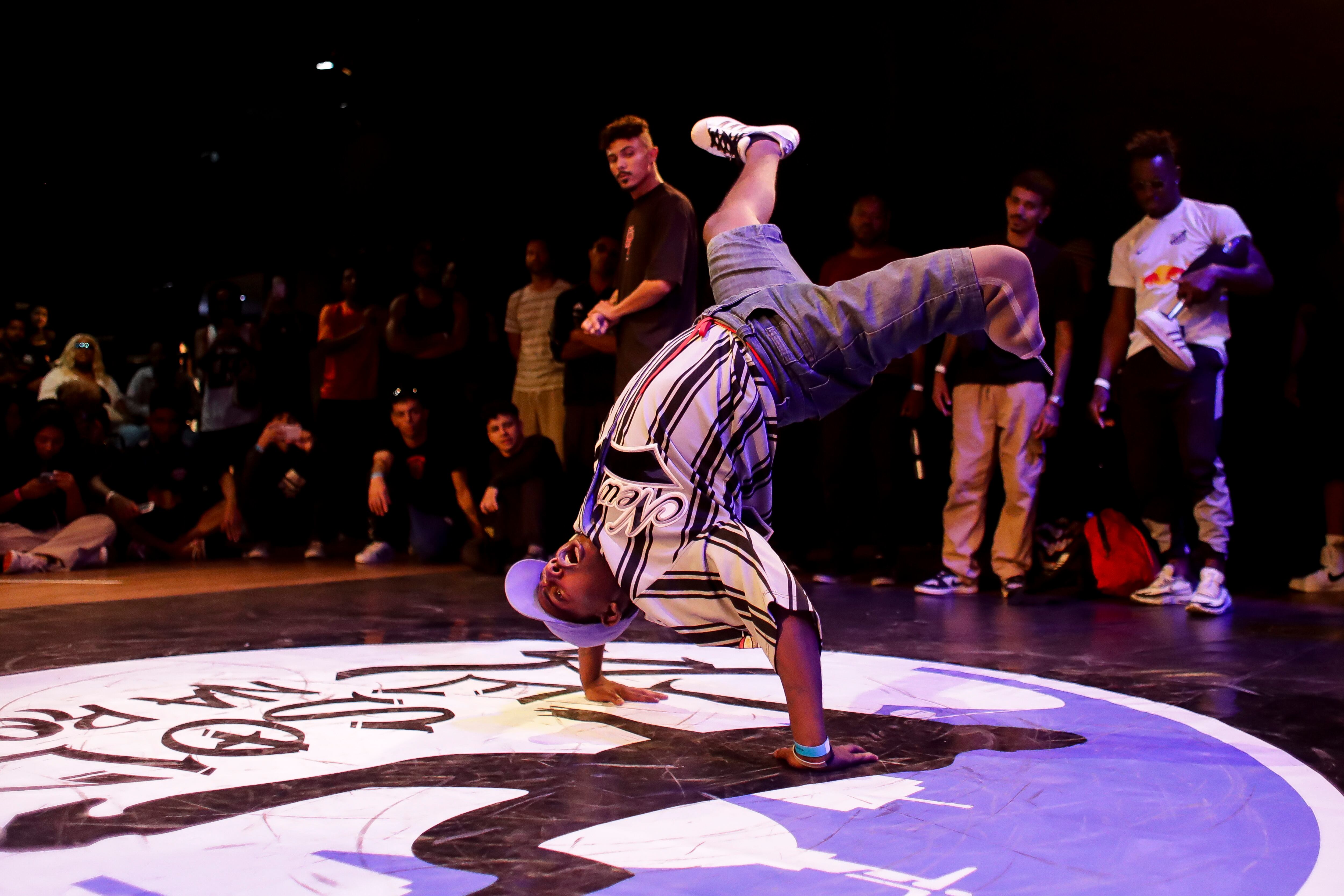 Lorran dos Santos de Souza participa en una competición de breakdancing en Río de Janeiro, el domingo 16 de junio de 2024 (AP Foto/Bruna Prado)