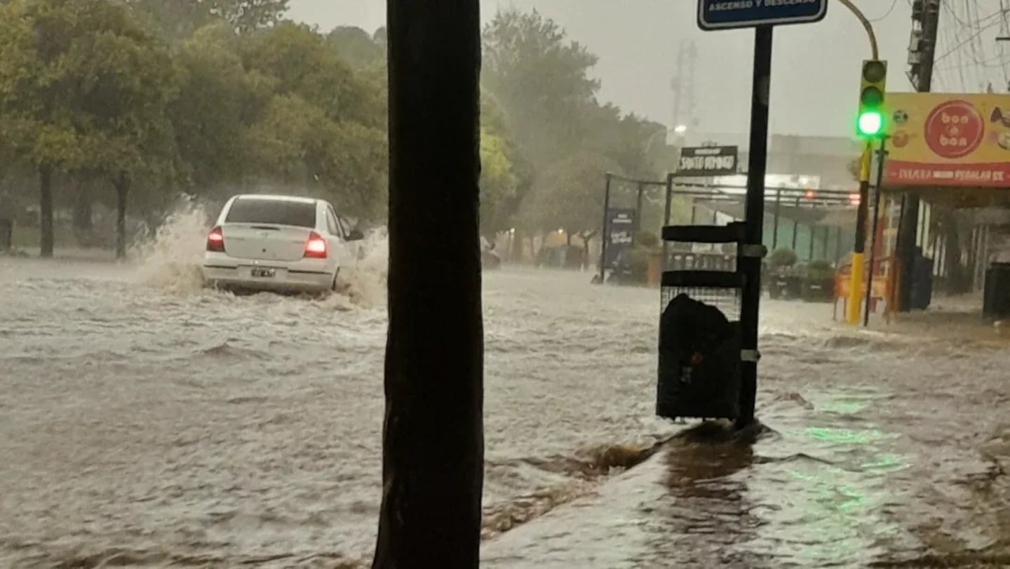 Intensa tormenta con granizo y lluvias torrenciales afecta localidades del interior de Córdoba