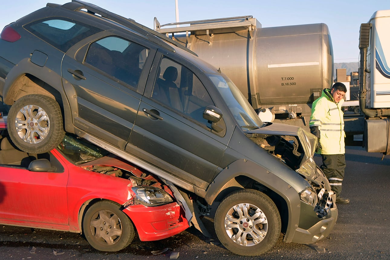 Accidente automovilístico en el Acceso Sur. | Foto: Orlando Pelichotti / Los Andes