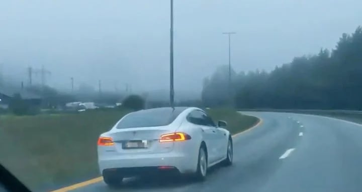 El coche comenzó a manejar a reducir la velocidad para poder frenar la marcha ya que no notaba la presencia human al volante.