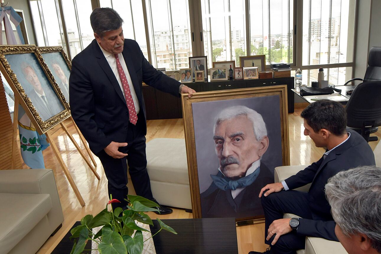 Suplemento Aniversario 140 años de Diario Los Andes
El vicegobernador Mario Abed distinguió a diario Los Andes por sus 140 años. 
Foto: Orlando Pelichotti