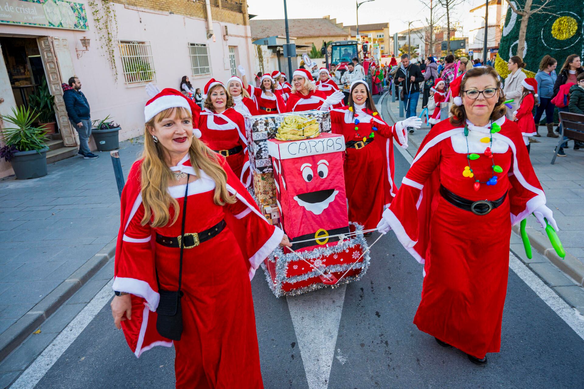 Un grupo de mujeres desfila este jueves por las calles de la localidad granadina de Otura (Granada), en la única cabalgata de Mamá Nöel de España, para reivindicar la igualdad.- EFE/Miguel Ángel Molina