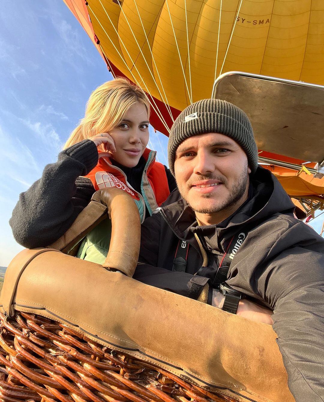 La pareja viajó en globo aerostático