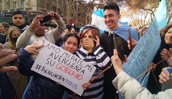 Manifestantes mendocinos se unieron al banderazo realizado en Peatonal y San Martín de Ciudad. - Los Andes